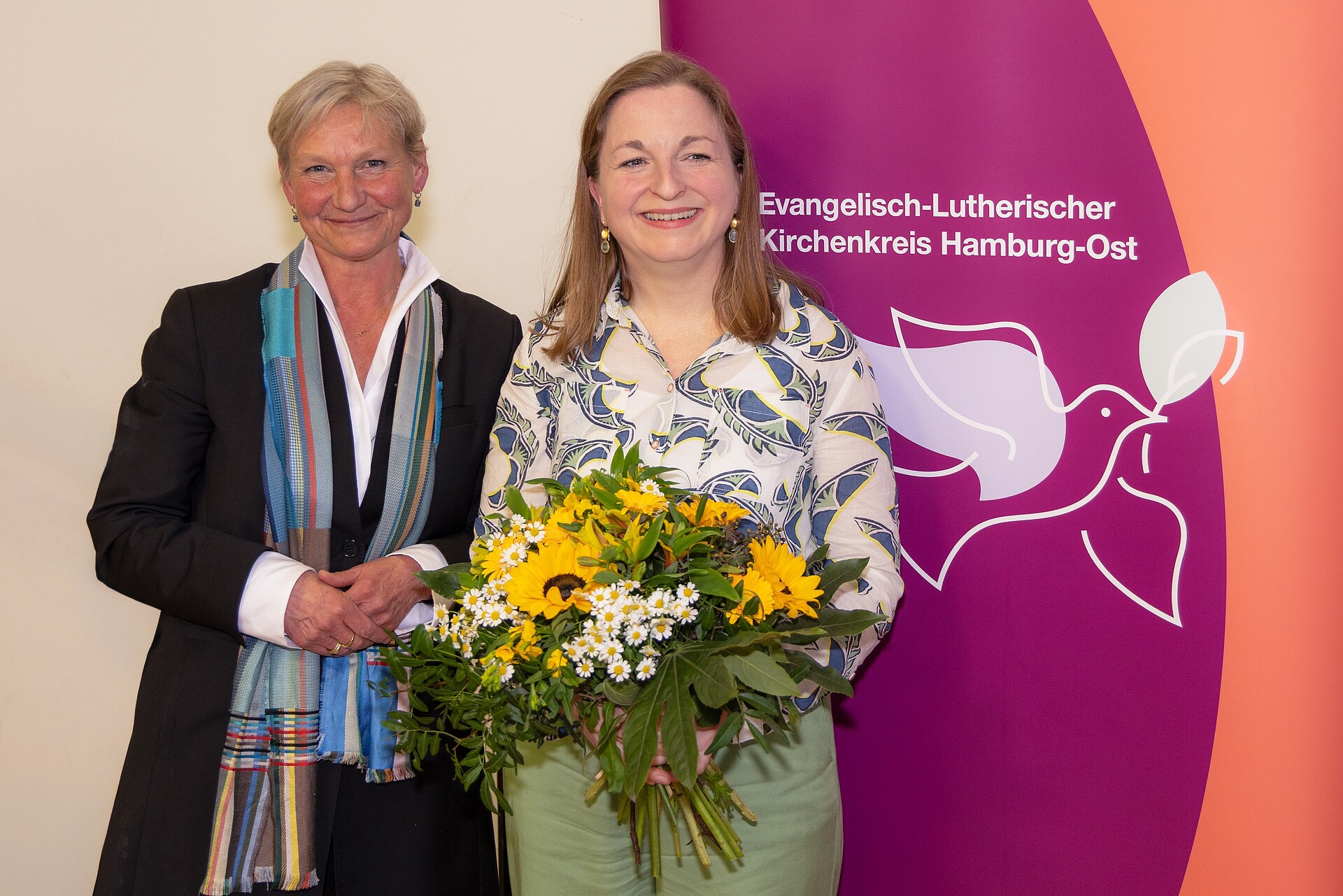 Bischöfin Kirsten Fehrs gratuliert Pastorin Anne Arnholz zur Wahl