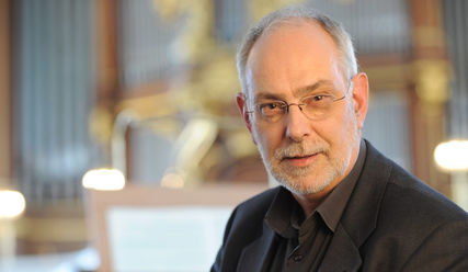 Seit 18 Jahren ist Christoph Schoener Kirchenmusikdirektor am Michel - Copyright: Michael Zapf