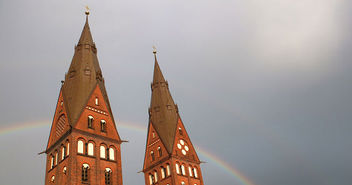 Die Türme des Mariendoms vor einem Regenbogen - Copyright: Marco Heinen