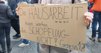 Bei den Klima-Protesten von Fridays for Future engagieren sich wie hier auch christliche Studierende, Schülerinnen und Schüler - Copyright: © Hagen Grützmacher