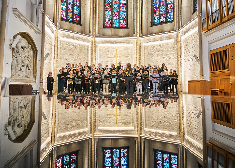 Bei der Nacht der Chöre singt eine Gruppe von Menschen