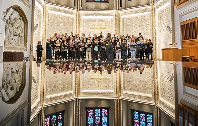 Bei der Nacht der Chöre singt eine Gruppe von Menschen