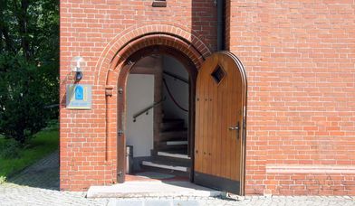 Geöffnete Tür der Lutherkirche Eißendorf - Copyright: Hermann Paul Straßberger