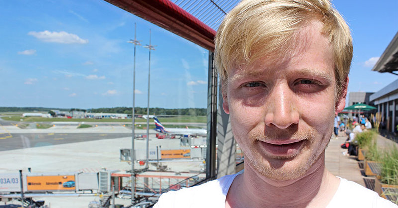 Felix Wieneke kümmert sich am Hamburger Flughafen darum, dass Abschiebungen mit etwas Würde vonstatten gehen. - © epd