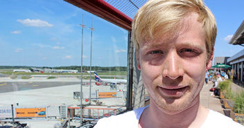 Felix Wieneke kümmert sich am Hamburger Flughafen darum, dass Abschiebungen mit etwas Würde vonstatten gehen. - © epd - Copyright: epd