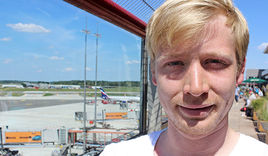 Felix Wieneke kümmert sich am Hamburger Flughafen darum, dass Abschiebungen mit etwas Würde vonstatten gehen. - © epd - Copyright: epd