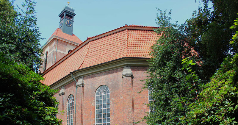 Eingebettet ins Grün und in den Stadtteil: die Christianskirche in Ottensen