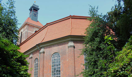 Eingebettet ins Grün und in den Stadtteil: die Christianskirche in Ottensen - Copyright: Thomas Morell/epd