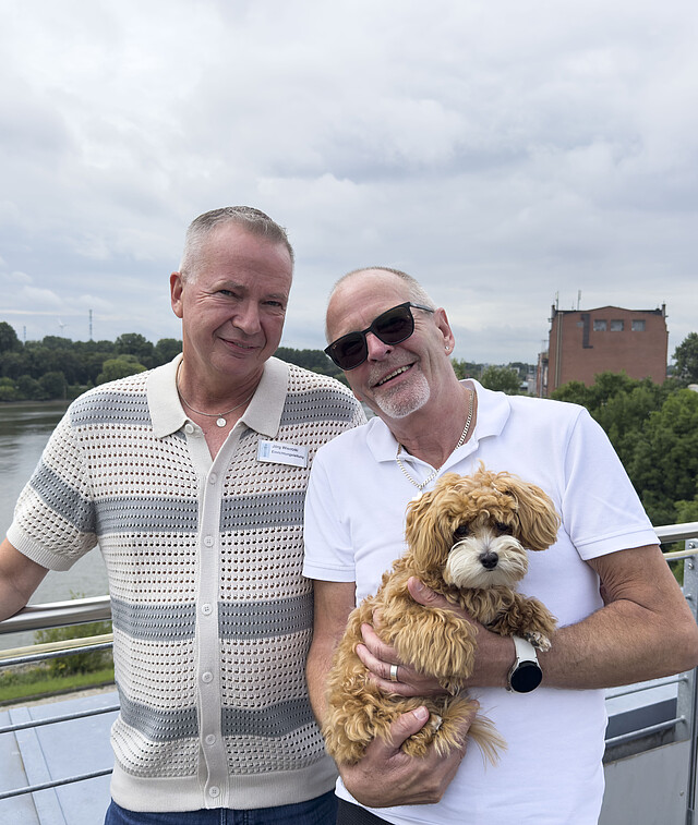 Jörg und Gerd vor der Billwerder Bucht mit Hund Percy