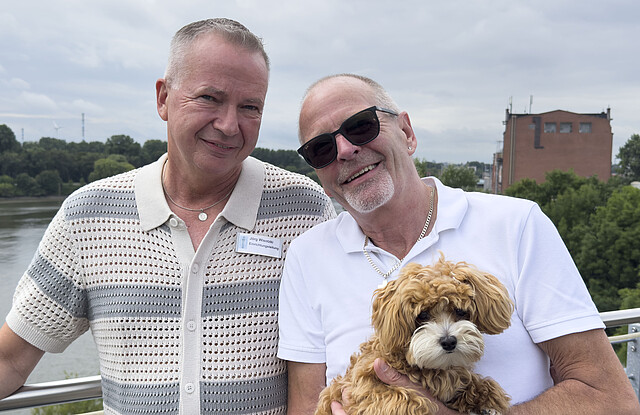 Jörg und Gerd vor der Billwerder Bucht mit Hund Percy