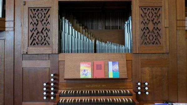 Orgel-Spieltisch mit geöffnetem Fenster darüber - Copyright: Rosemarie Schöch