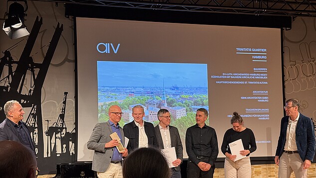Frie Bräsen und Kris Heitmann nehmen mit weiteren Preisträgern Auszeichnung des AIV auf der Bühne entgegen