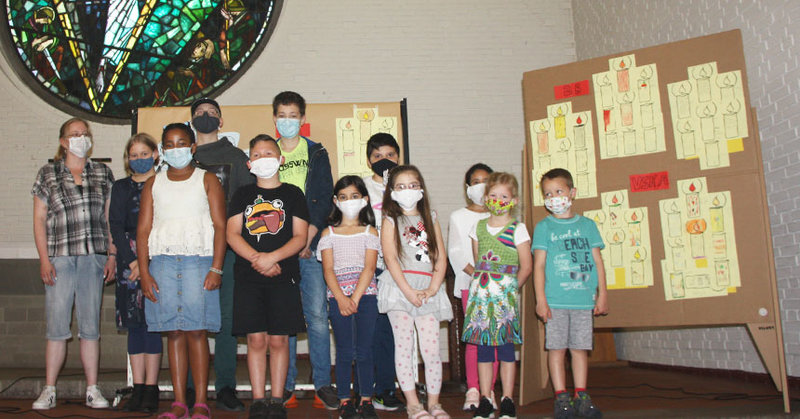 Zur Ausstellungseröffnung waren 11 Kinder unterschiedlicher Klassenstufen in die Auferstehungskirche gekommen.