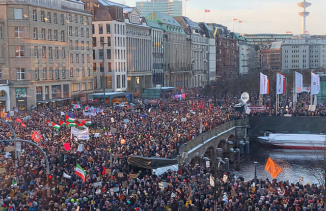 Tausende von Menschen auf einer Demonstration gegen Rechts in Hamburg