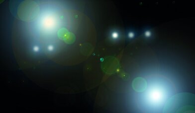 Dunkler Hintergrund, zwei Lichtpunkte diagonal von Ecke zu Ecke mit einem grünen Strahl verbunden - Copyright: Gert Altmann, Pixabay