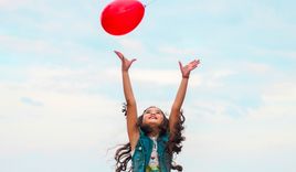 Mädchen mit Luftballon - Copyright: © Unsplash