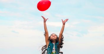 Mädchen mit Luftballon - Copyright: © Unsplash