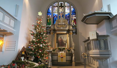 Altarraum mit Weihnachtsbaum - Copyright: Stefan Lützenkirchen