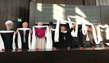 Stimme erheben und weiße Schals –als Symbol des Friedens und der Verbindung untereinander - Copyright: Oliver Quellmalz/Nordkirche.de
