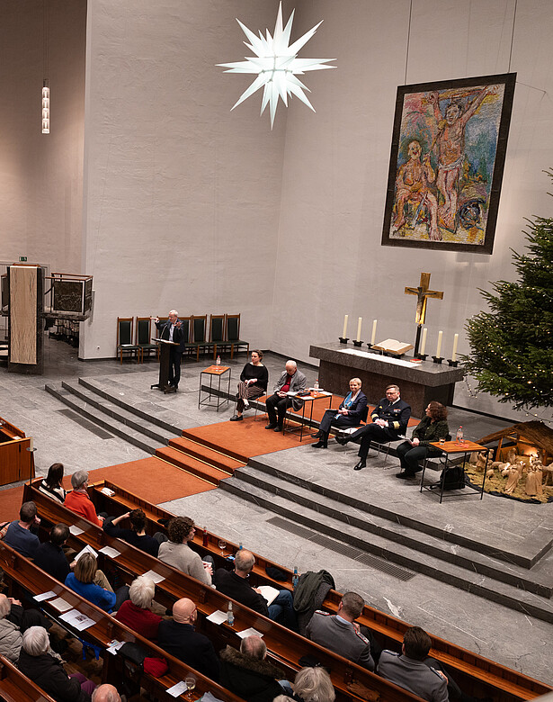Die St. Nikolai bei der Podiumsdiskussion zur Friedensethik.