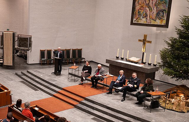 Die St. Nikolai bei der Podiumsdiskussion zur Friedensethik.