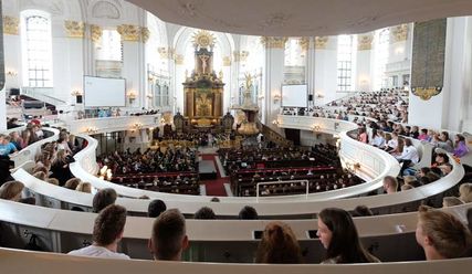 Volle Kirche – Wichernschule feiert Schuljahrsabschluss - Copyright: Stephan Wallocha