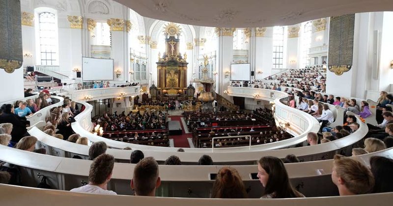 Volle Kirche – Wichernschule feiert Schuljahrsabschluss