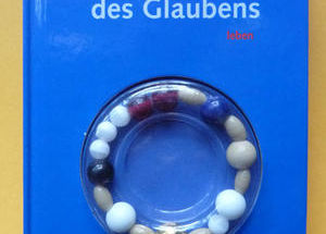 Buch mit Perlenkette