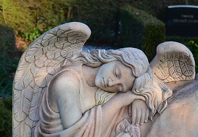 Eine Engelsstatue auf dem Friedhof Stellingen