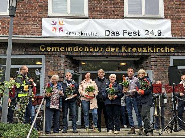 Eine Reihe von Menschen mit Blumen - Copyright: Carmen Mühlhause
