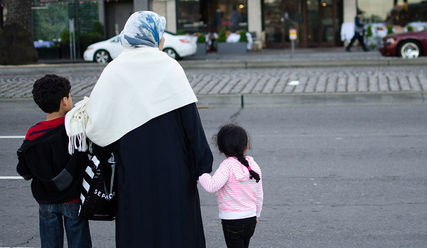 Muslimische Frau mit zwei Kindern - Copyright: © Lizenz Pixabay
