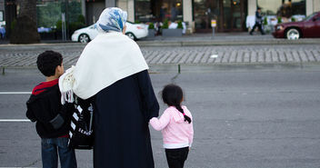 Muslimische Frau mit zwei Kindern - Copyright: © Lizenz Pixabay
