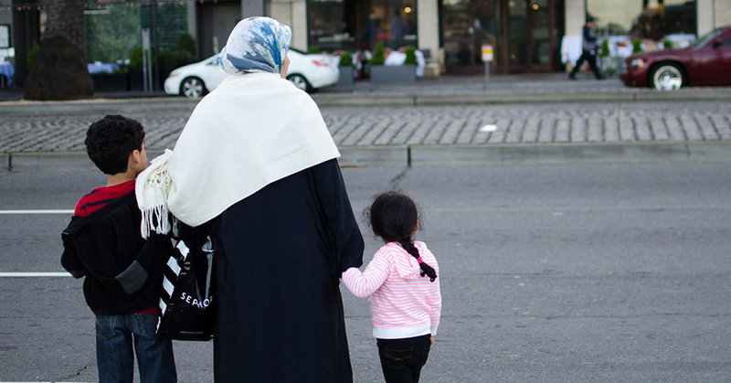 Muslimische Frau mit zwei Kindern