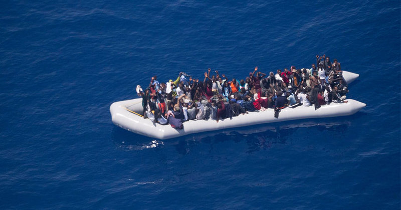 Geflüchtete auf einem Schlauchboot im Mittelmeer