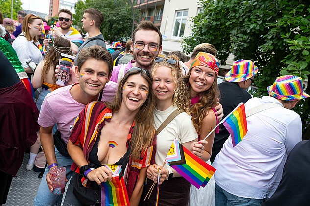 Junge Menschen auf dem Truck von Kirche Hamburg beim CSD