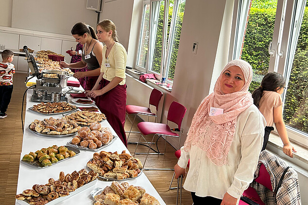 Mehrere Ehrenamtliche bieten im Doppelfisch Mehrgenerationenhaus Essen an