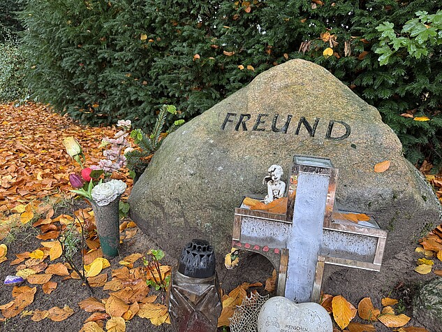 Ein Grabstein mit der Gravur "Freund" im Friedhof Öjendorf