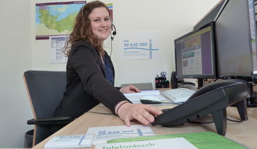 ServiceTelefon-Mitarbeiterin Janine Nöbbe an ihrem Arbeitsplatz
