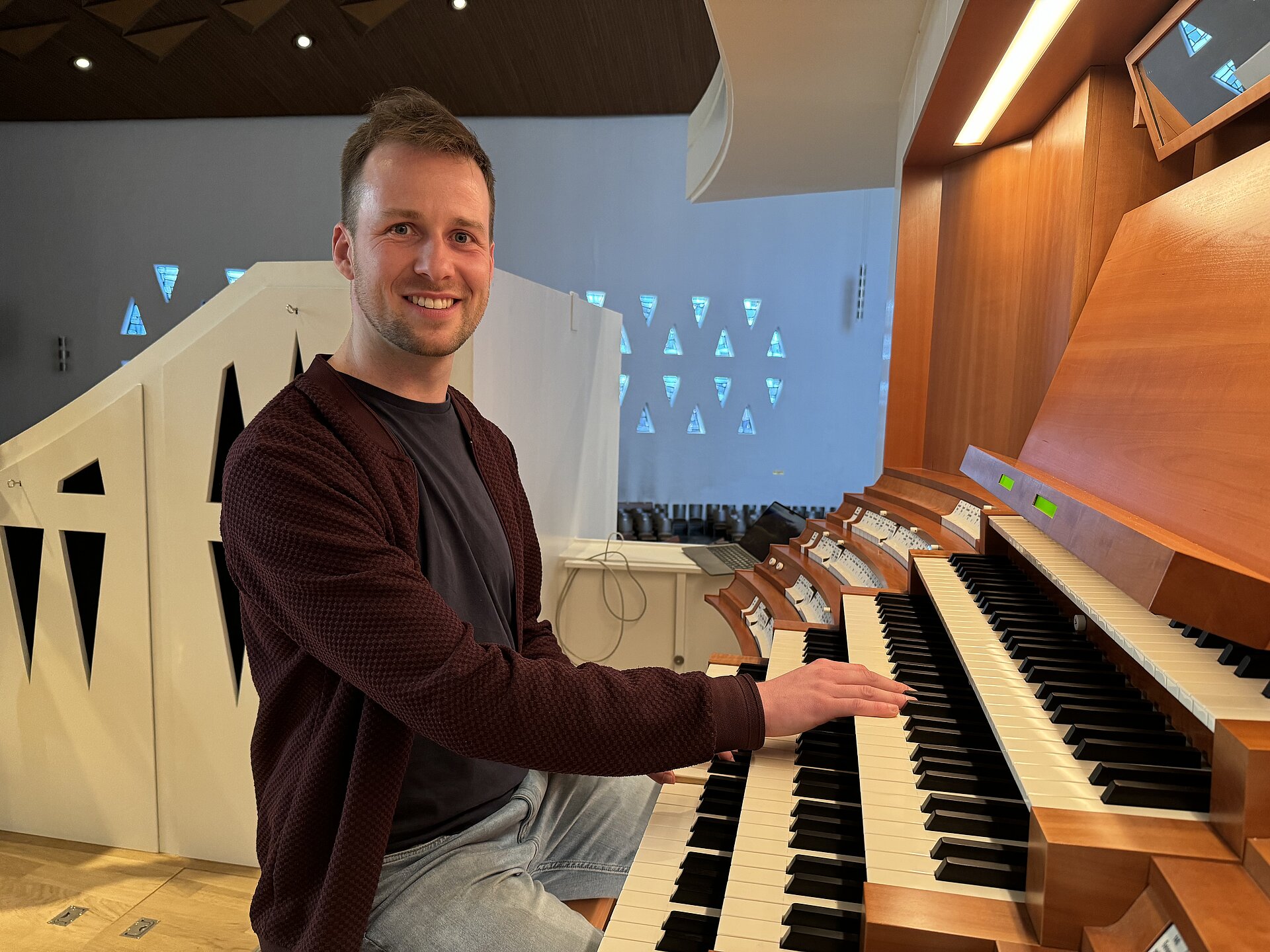 Kirchenmusiker Tjark Pinne an der Orgel in der St. Nikolai