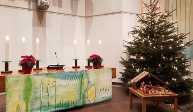 Altar, Weihnachtsbaum, Krippe - Copyright: Renate Ott-Filenius