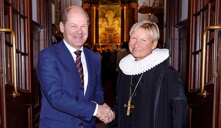 Bischöfin Fehrs begrüßt Hamburgs Ersten Bürgermeister Scholz