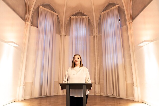 Pastorin Laura Koch-Pauka in der Kirche der Stille