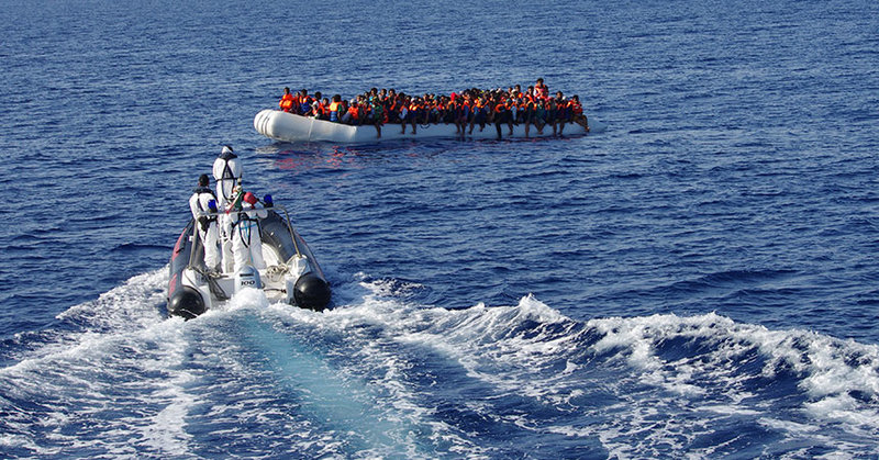 Helfer der Organisation "Sea-Eye" beim Rettungseinsatz im Mittelmeer