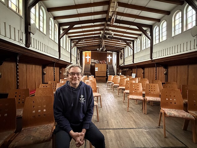 Mark Möller sitzt in der Flussschifferkirche