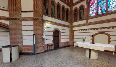 Altar und Taufstein wurden aufeinander abgestimmt gestaltet - Copyright: Agentur Vollwinkel