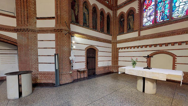 Altar und Taufstein wurden aufeinander abgestimmt gestaltet - Copyright: Agentur Vollwinkel