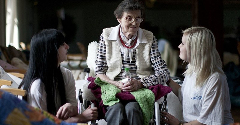 Zwei FSJ Teilnehmerinnen kümmern sich um eine alte Dame
