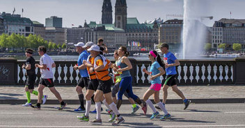 Läufer vor der Binnenalster in Hamburg - Copyright: Haspa Marathon Hamburg