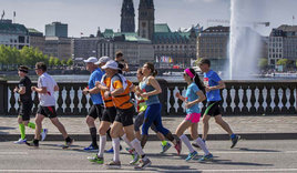 Läufer vor der Binnenalster in Hamburg - Copyright: Haspa Marathon Hamburg