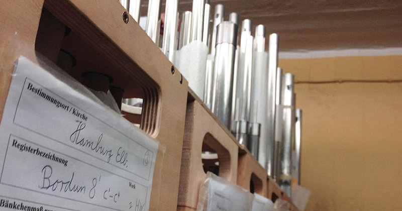 In Holzkisten haben sich die Pfeifen der Orgel von Bonn auf den Weg nach Hamburg gemacht